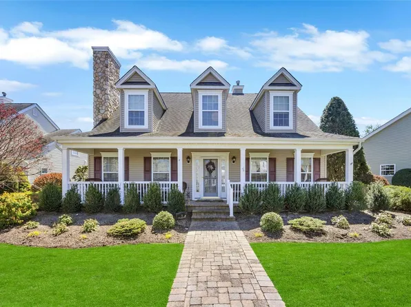 4 Green Ash Street #4, Calverton, NY 11933