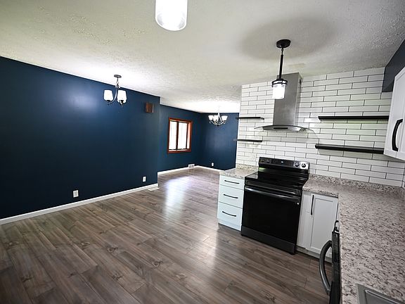 3rd image of 957 E Cragmont Dr