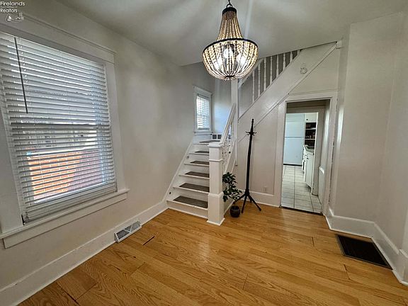 2nd image of 1310 Campbell St