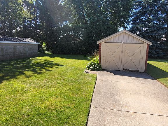 2nd image of 813 W 33rd St