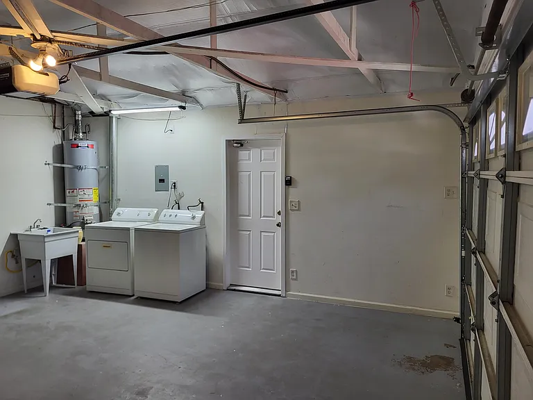 924 E Tujunga Ave — Photo 11
