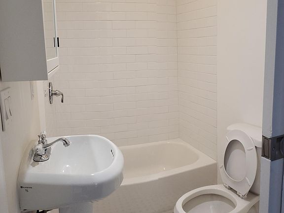 5th image of 436 N Newport Ave #2