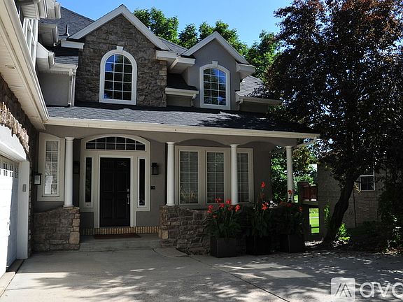 2nd image of 1364 N Park Dr