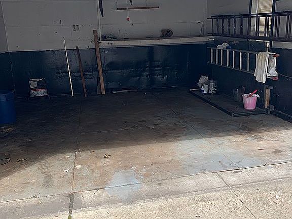 2 Car Garage 
Attic Storage