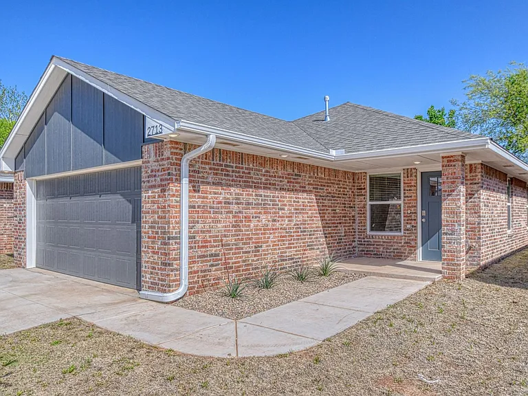 2713 Clifton Ter — Photo 2