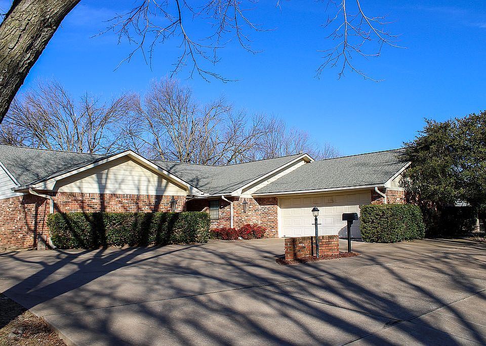 Exterior w/ circle drive