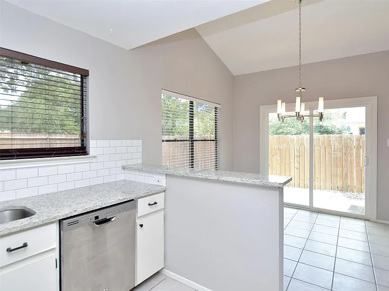 813 Primrose Ln — Photo 16