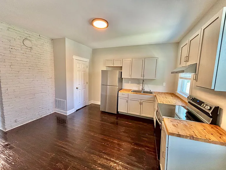 513 E Ormsby Ave — Photo 8