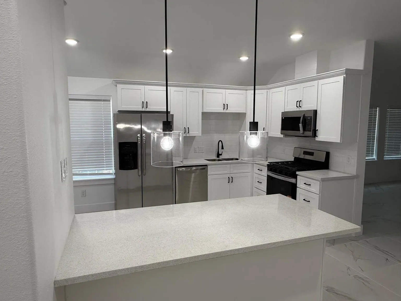 4 bed, 3.0 bath, 2000 sqft, $2,400 — Photo 4