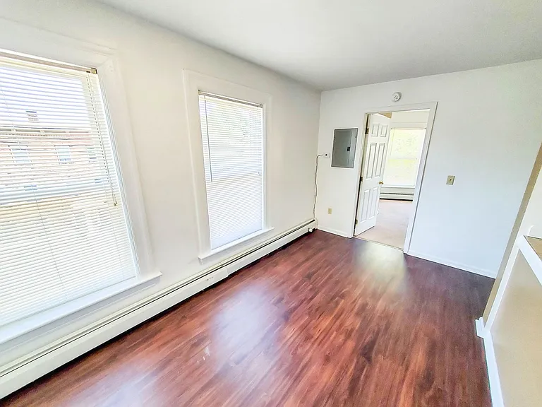 403 W 9th St — Photo 2
