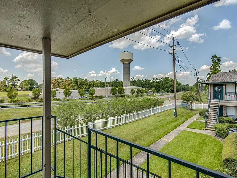Spring Hill Village Apartments — Photo 19