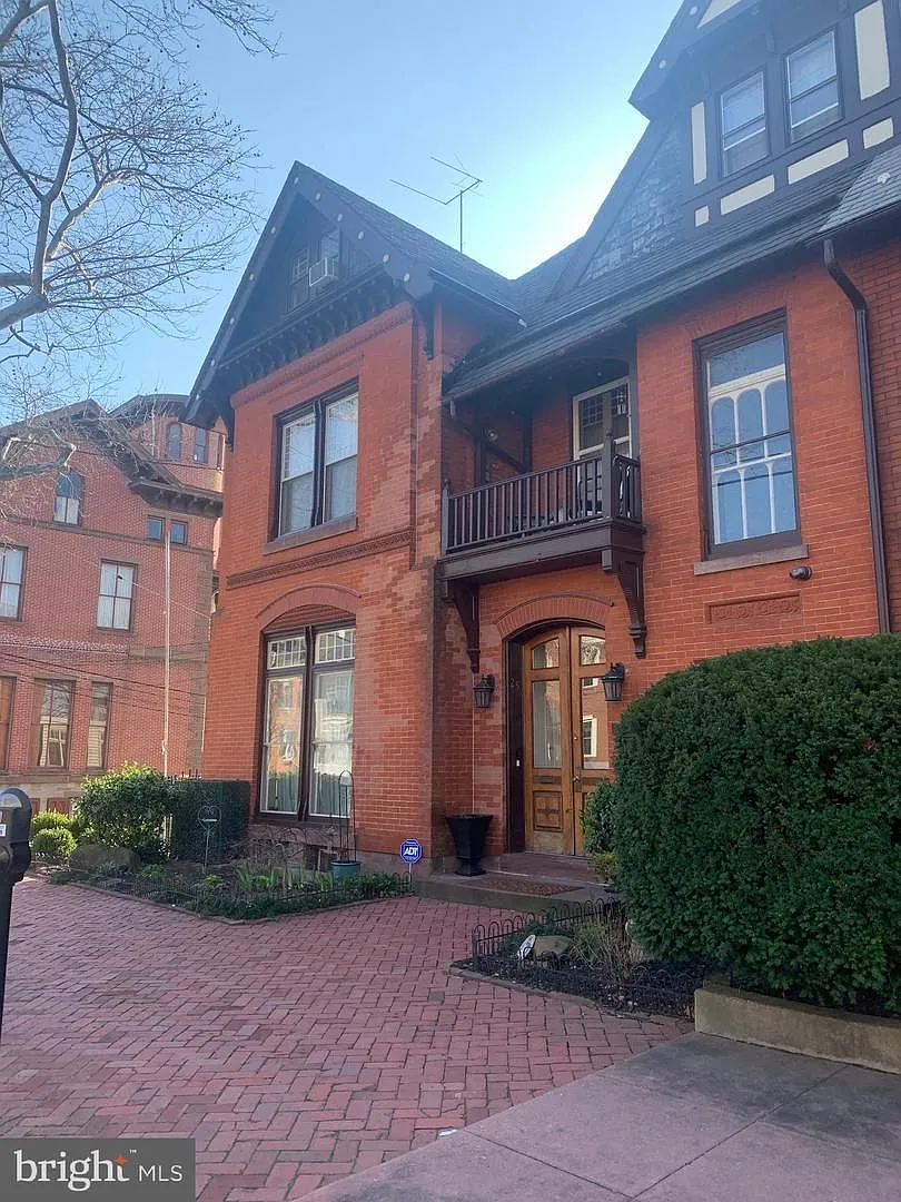 256 Radcliffe St — Photo 3