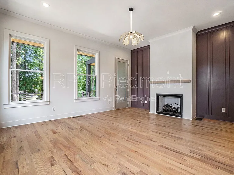 1081 Hill St SE #B — Photo 2