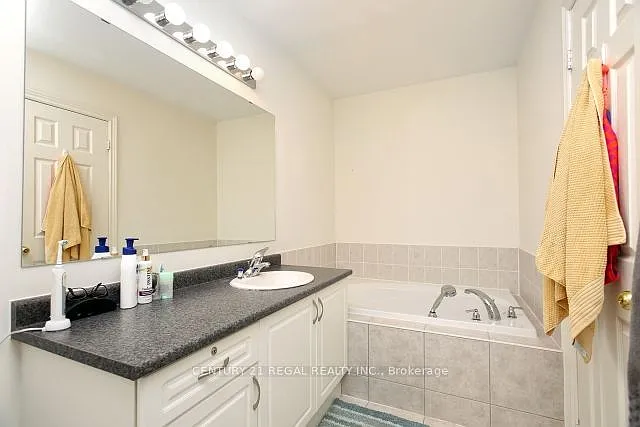 16 Thatcher Cres — Photo 21