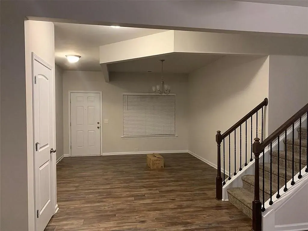 4 bed, 2.5 bath, 2099 sqft, $2,200 — Photo 4