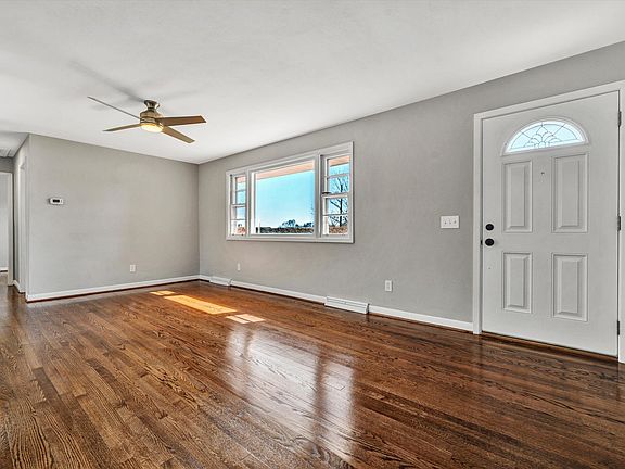 3rd image of 530 Lester Ave NE