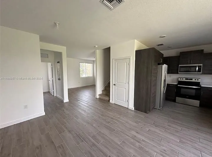 3 bed, 2.5 bath, 1350 sqft, $2,400 — Photo 3