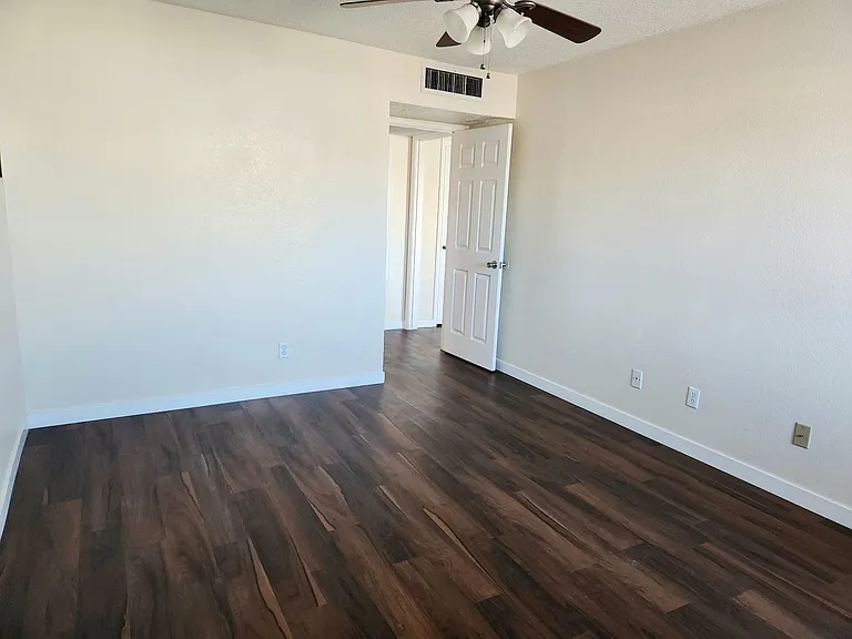 212 San Clemente Ave NW — Photo 8