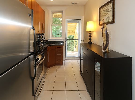 3rd image of 3303 W Ainslie St #1