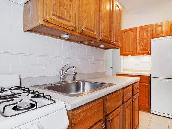 4th image of 141 E 95th St #3