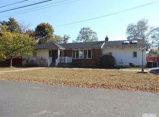 110 Merritt St, Lindenhurst, NY 11757