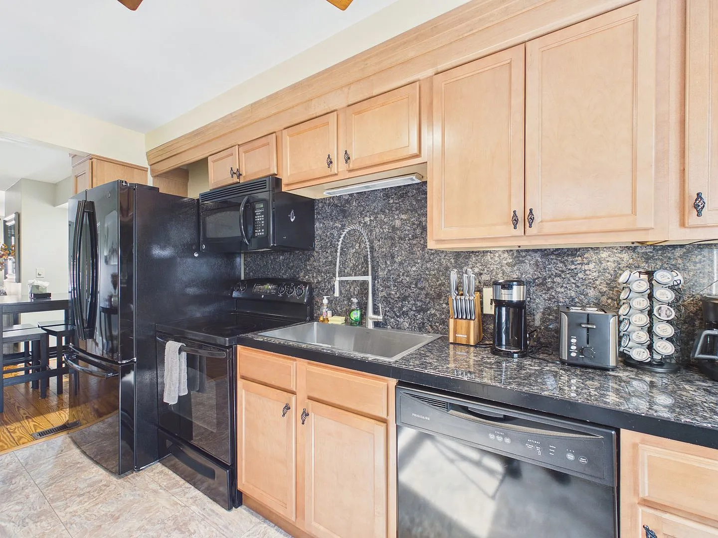 Cute 3 Bedroom on Grand Street — Photo 3