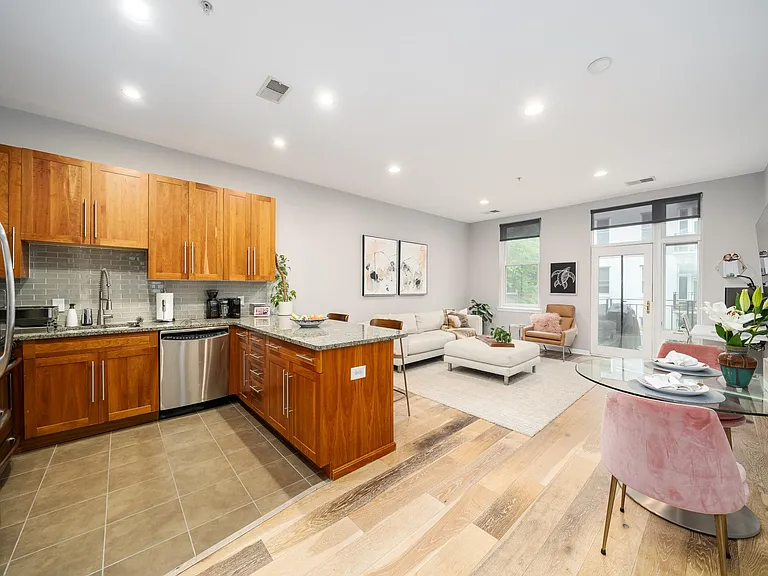 1100 Adams St #316 — Photo 2