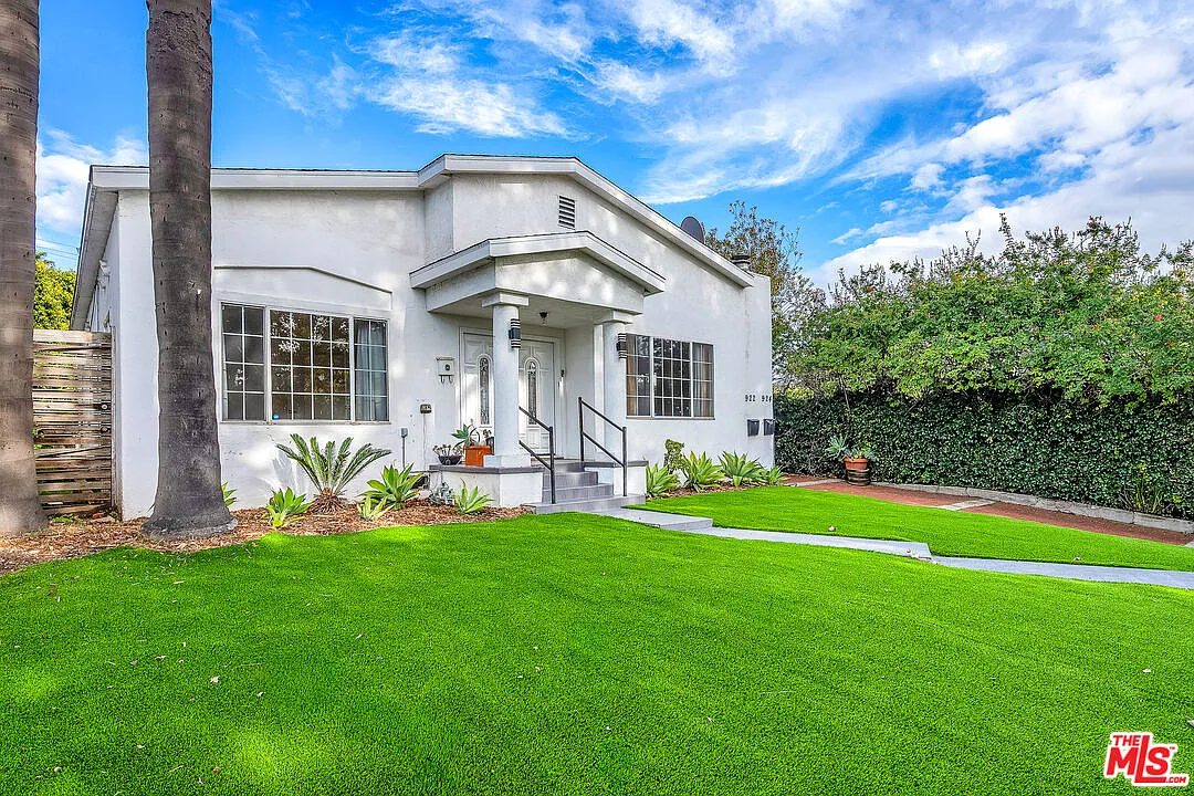 Building Photo - 922 S Bundy Dr