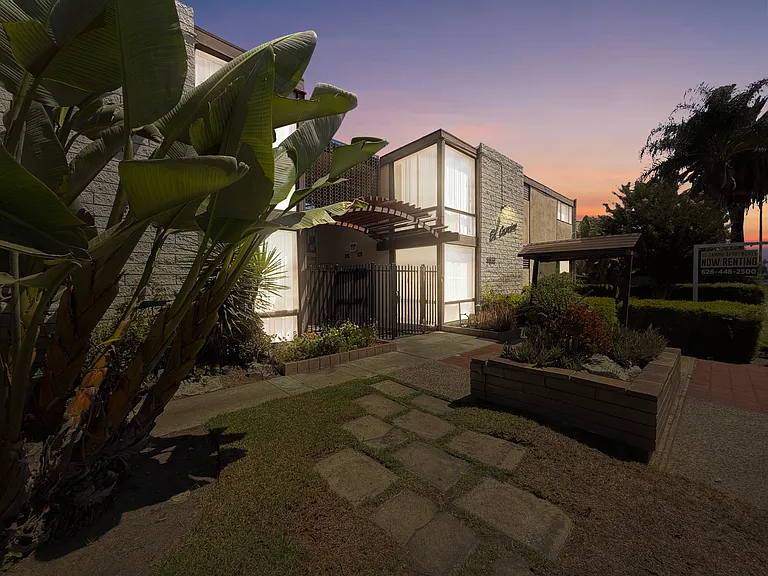 El Camino Apartments — Photo 25