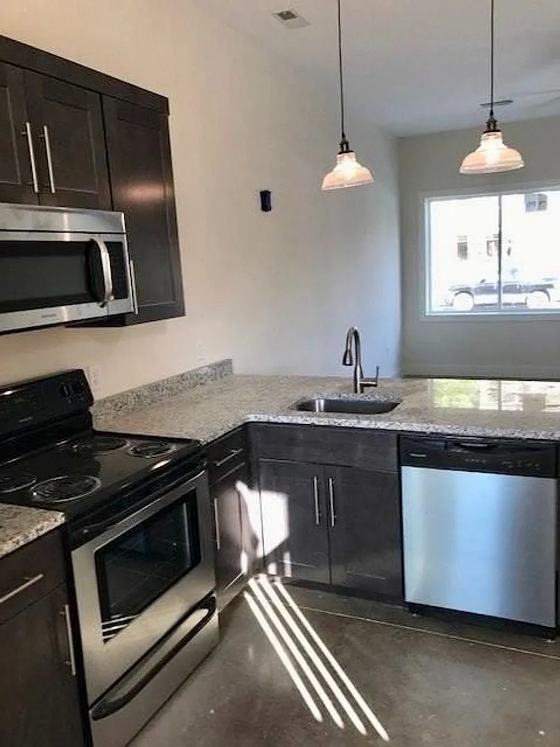 1 bed, 1.0 bath, 740 sqft, $1,499 — Photo 1