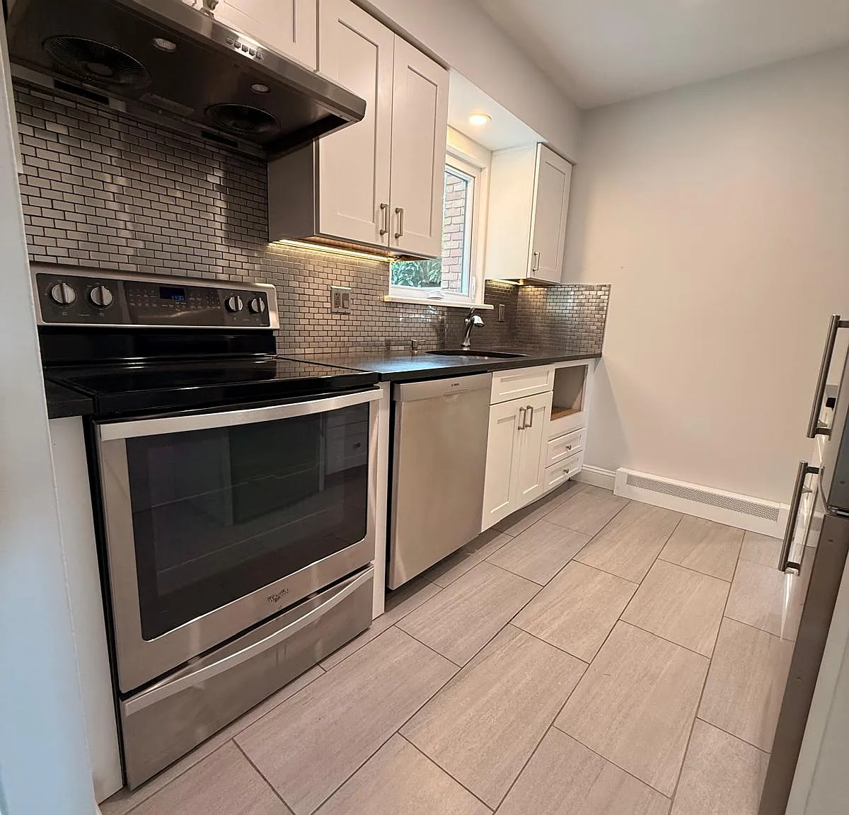 24A Van Wicklen Ct, Northport — Photo 1
