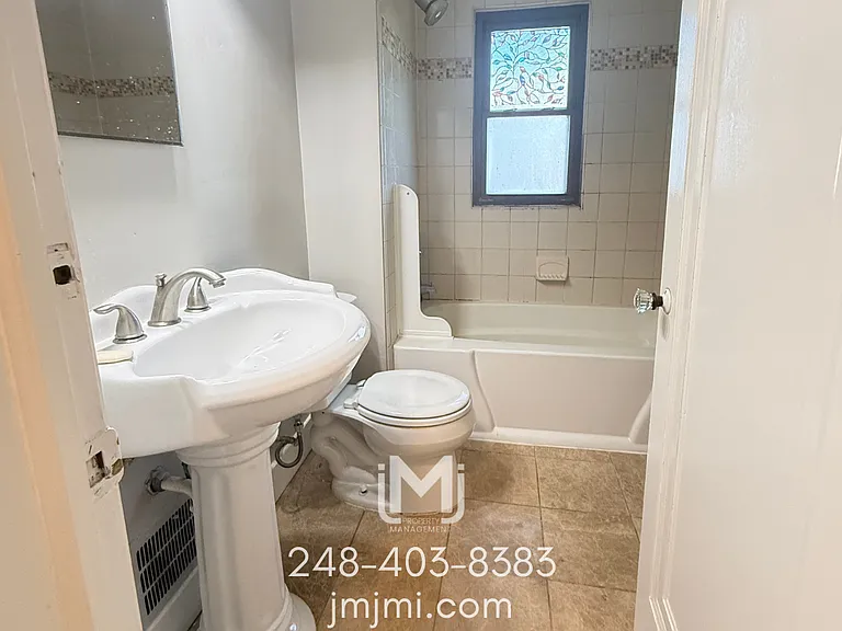 1505 E 4th St #1 — Photo 8