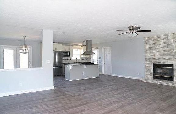 3rd image of 420 Woodberry Cir