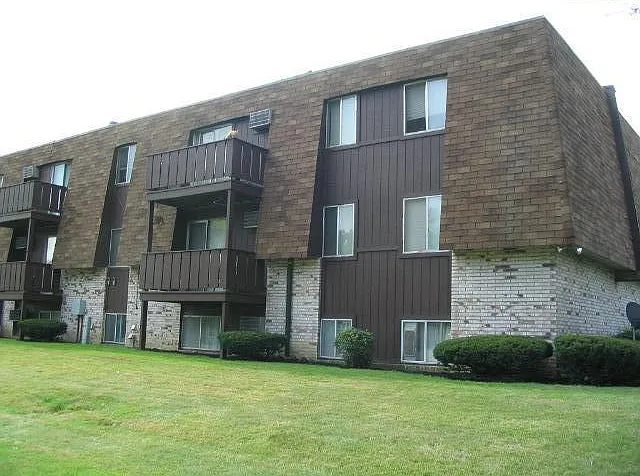 1446 W River Rd N — Photo 3