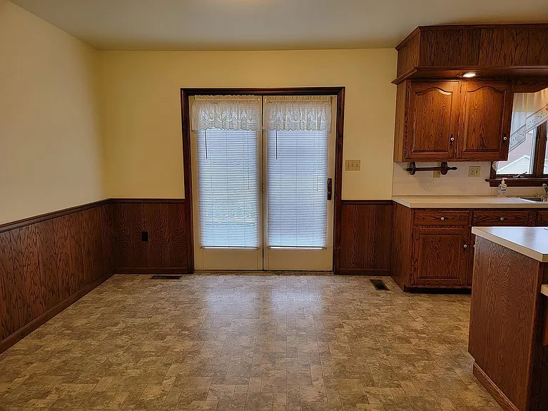 478 N Railroad Ave — Photo 6