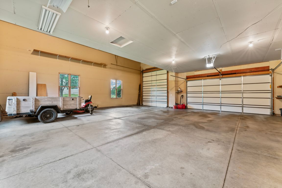 6-Car Oversized Garage, w/ 12 Door on 3rd Stall