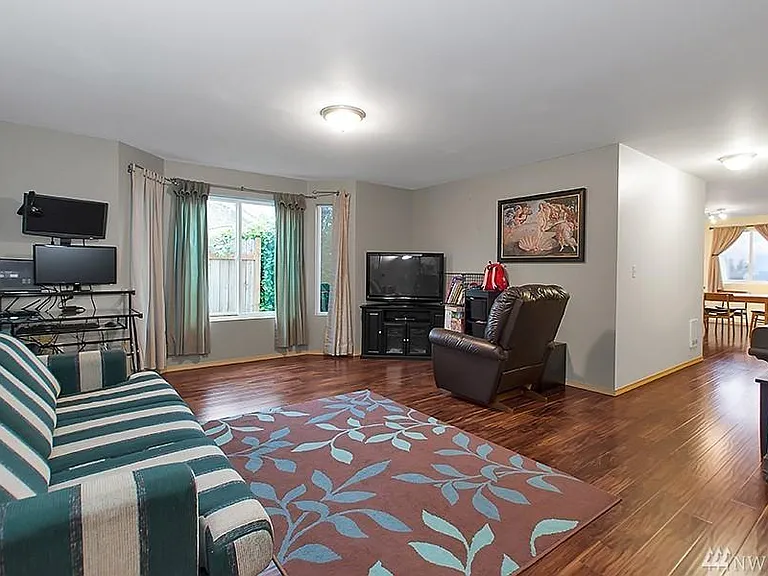 2409 Prospect Ave NE — Photo 4