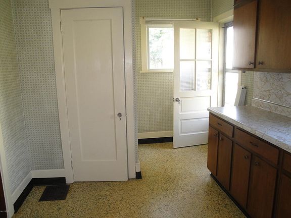 5th image of 329 Lowe St