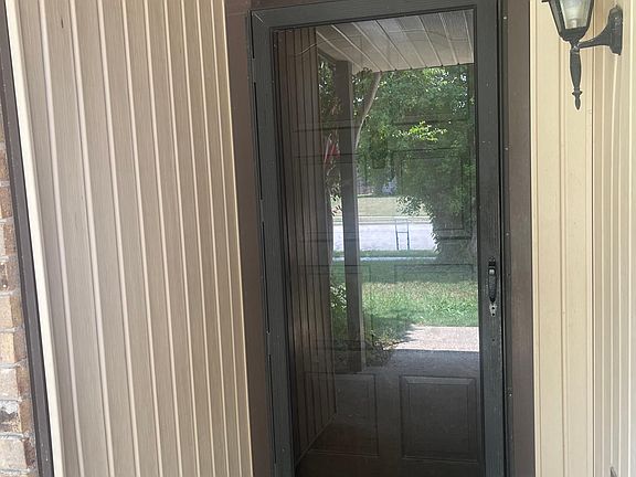 3rd image of 714 Circle Cove Dr