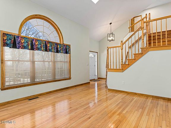 4th image of 135 Woodhill Rd