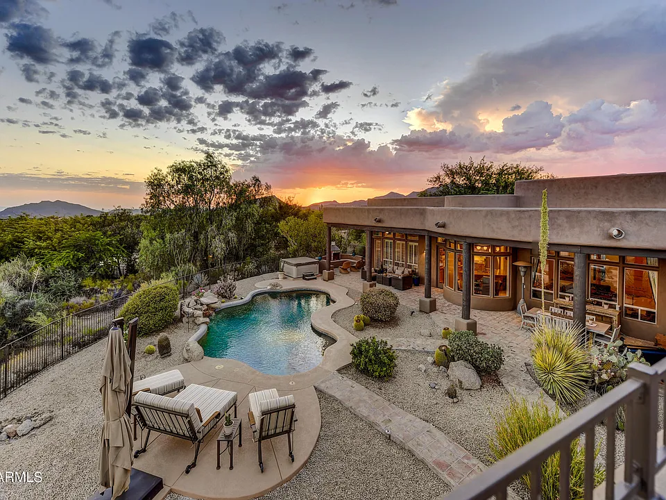 10989 E Taos Dr