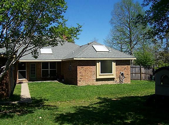 5th image of 1821 Knob Hill Dr