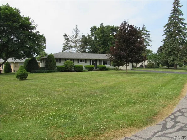 104 Hibiscus Dr, North Syracuse, NY 13212