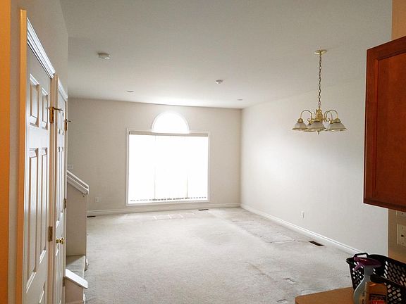 3rd image of 1568 E Lakeview Ln