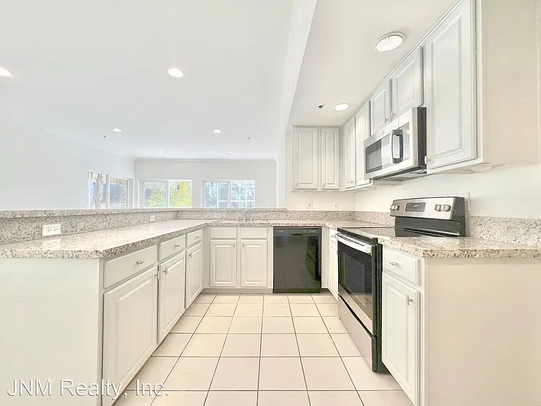 8411 De Longpre Ave #203 — Photo 11