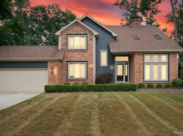 48952 Forest Dr, Shelby Township, MI 48317