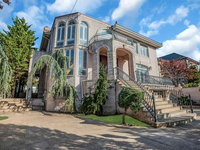 19 Center Drive, Flushing, NY, 11357