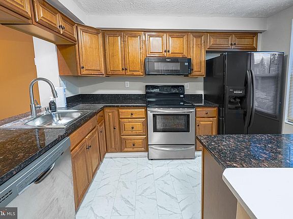 5th image of 10 Stillwood Cir