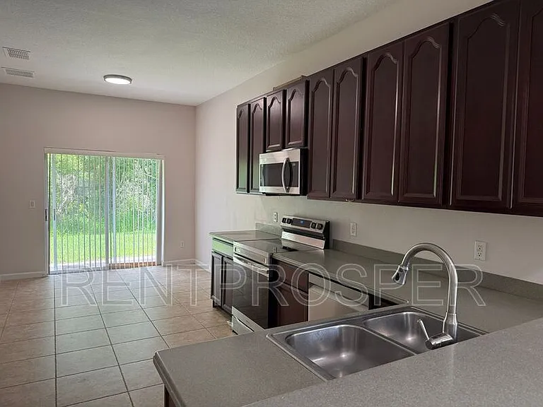 16617 Cedar Crest Dr — Photo 4