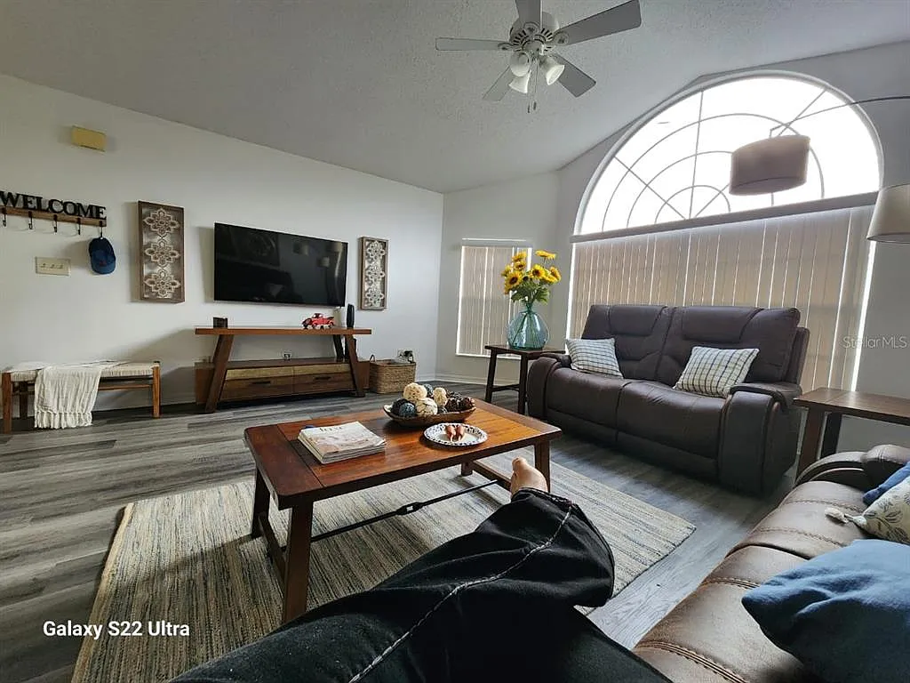 3 bed, 2.0 bath, 1326 sqft, $1,990 — Photo 3